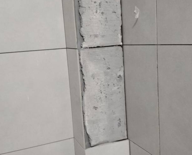 寒亭瓷砖空鼓维修公司分享下瓷砖施工前基层浇水润湿程度不足，可能导致以下问题